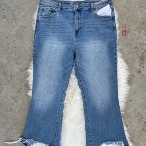 No Boundaries Juniors’ Distressed Ankle Jeans (Size 17)